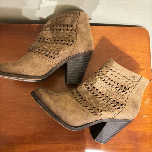 New Fergalicious Fergie Wanderer Booties Block Heel Women's Ankle Boots … - Picture 6 of 10